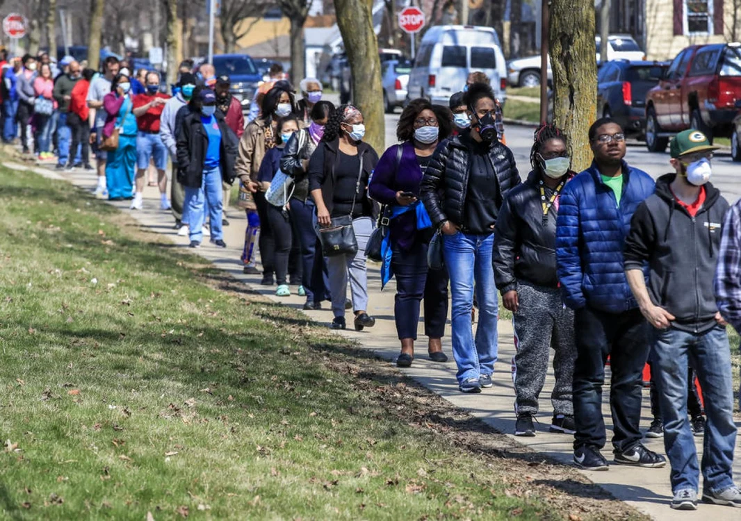 Alegători stând la coadă în Milwaukee FOTO EPA-EFE