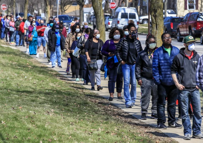 Alegători stând la coadă în Milwaukee FOTO EPA-EFE