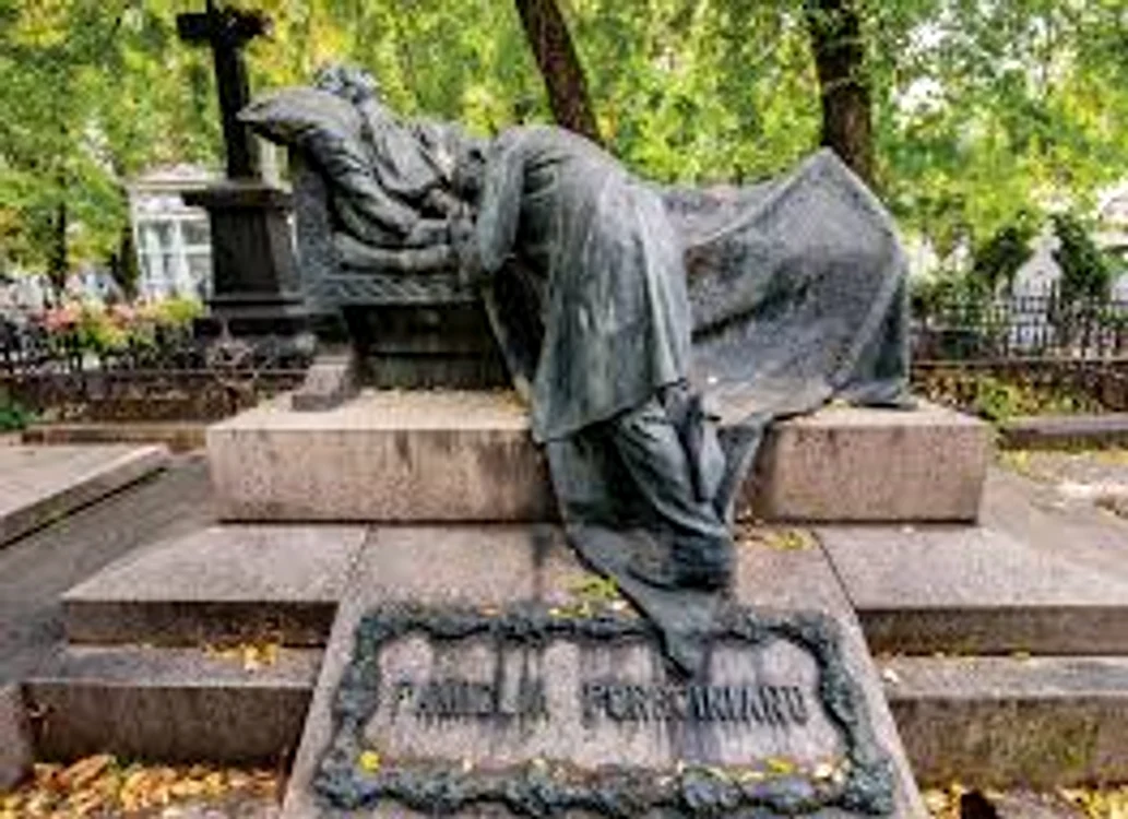 Monumentul funerar din cimitirul Bellu realizat de sculptorul italian Rafaello Romanelli