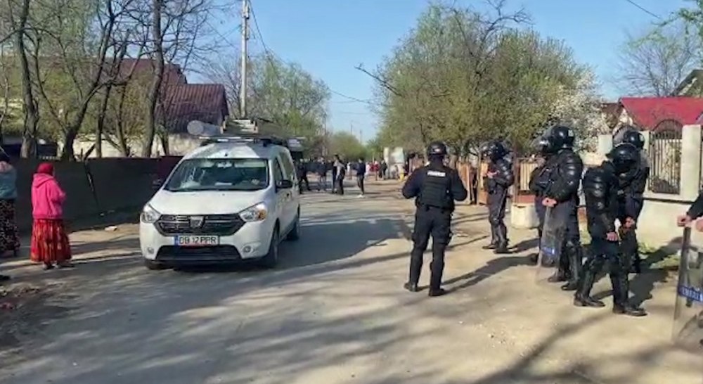 Bătaie între romii din Bălteni. Mascații i-au potolit pe toți cu focuri de avertisment