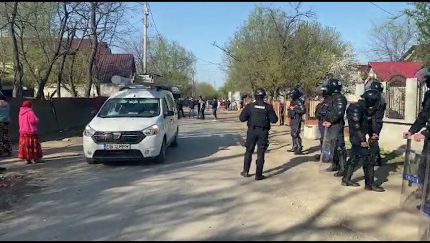 Bătaie între romii din Bălteni, potoliți de mascați cu focuri de avertisment.
