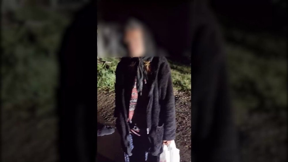 Apel pentru salvarea unei femei care a ajuns să trăiască într-o stație de autobuz VIDEO