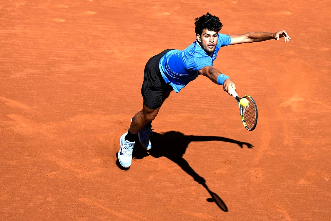 Carlos Alcaraz este un jucător de tenis care adoră să joace pe zgură (Foto: EPAImages)