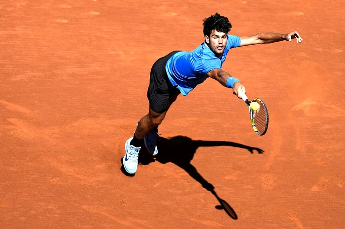 Carlos Alcaraz este un jucător de tenis care adoră să joace pe zgură (Foto: EPAImages)