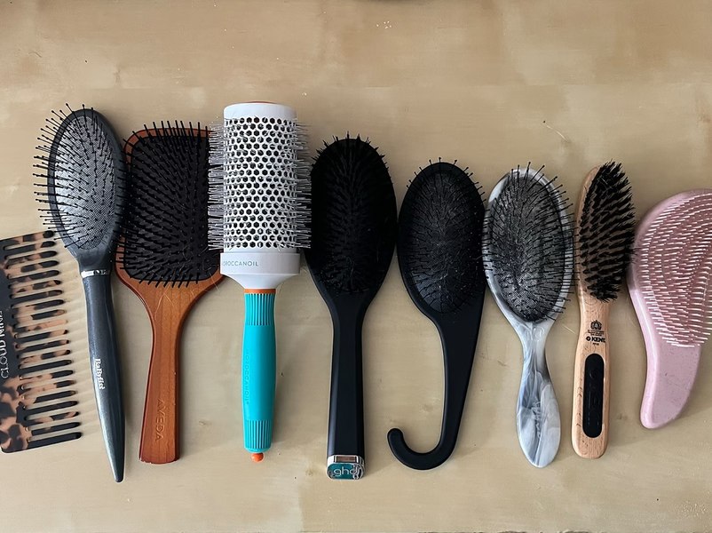 Cum să îți menții peria de păr curată. Trucuri simple pentru o igienă impecabilă și o viață mai lungă a accesoriilor tale de styling