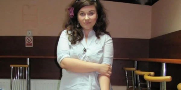 Tânăra e pasionată de teatru 