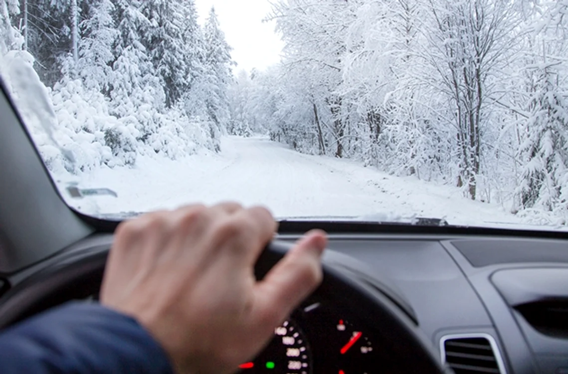Conducătorii auto sunt sfătuiți să reducă viteza, adaptând-o la condițiile meteo nefavorabile