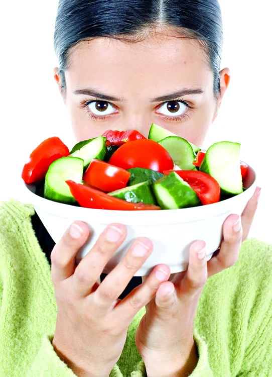 
    Un metru din cele mai diverse salate pot încăpea într-un bol cu diametrul de 20 de centimetri, doar cu un pic de atenţie.  