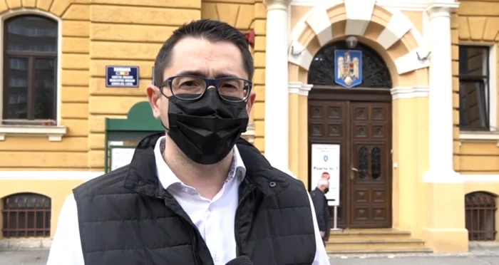 Viceprimarul Braşovului, Sebasrtian Rusu, promite cununii în Piaţa Sfatului. Foto: Ioan Buciumar