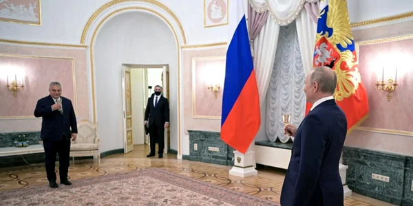 Viktor Orban si Vladimir Putin toastand la Kremlin FOTO EPA-EFE