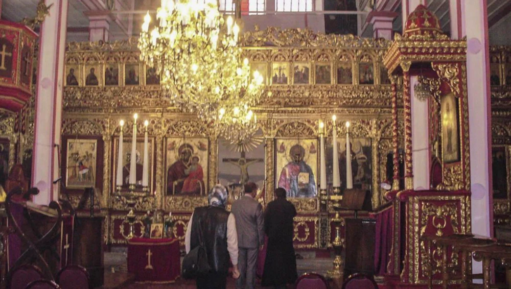 Opulență în austeritate: Primăria Vaslui acoperă costul unei catapetesme de 185.000 de lei pentru o biserică