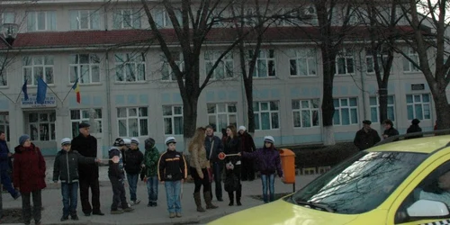 Micuţii au fost ajutaţi de poliţiştii de la rutieră şi poliţiştii locali FOTO