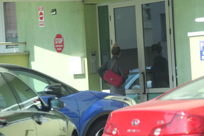 Raluca Podea a intrat în bloc şi a mai ieşit după două ore