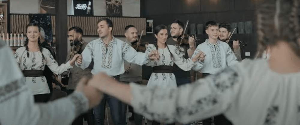 Flashmob spectaculos în aeroportul din Bacău. Un ansamblu folcloric a făcut senzație VIDEO