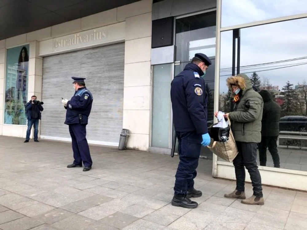 Românii nu mai pot ieși din case decât dacă au documente justificative. Dacă nu le prezintă polițiștilor, riscă amenzi de până la 5.000 lei