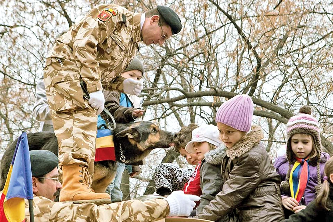 Max era adorat de copii la paradele militare de 1 Decembrie