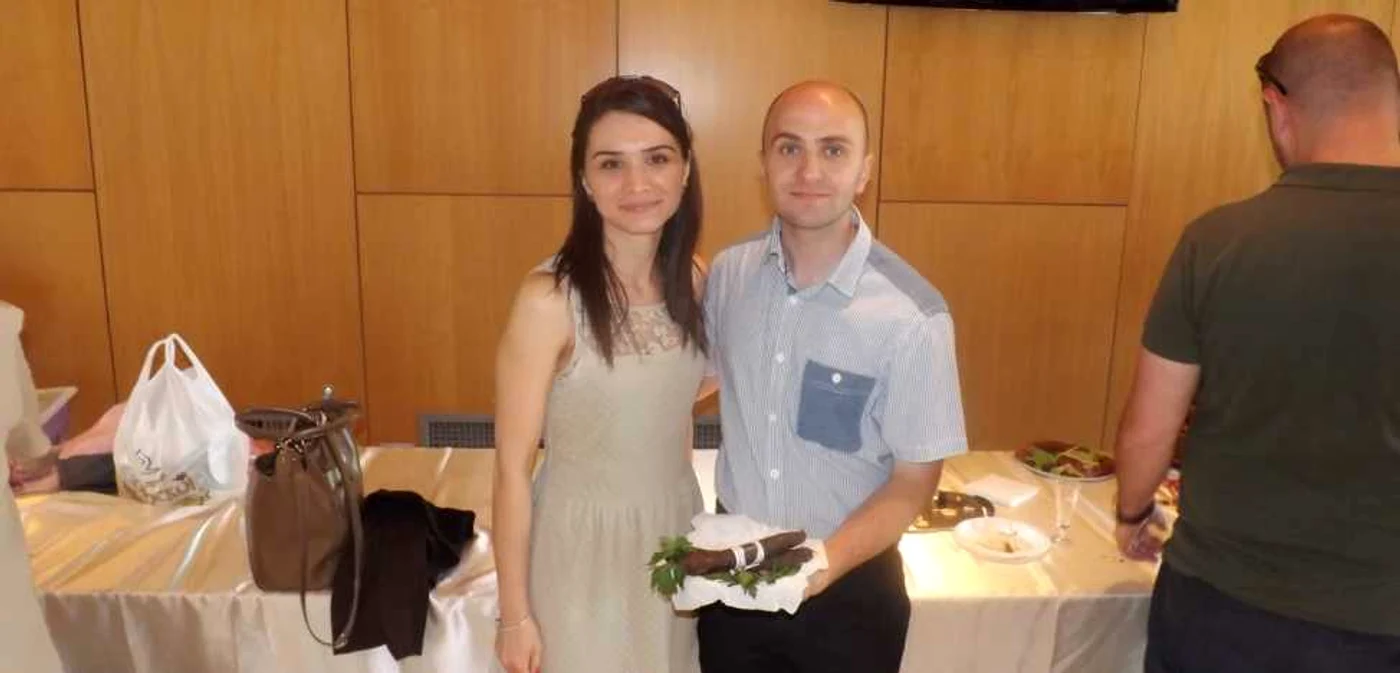 Asistenta universitară Carmen Pop şi studentul Mihai Catrinoi, la Festivalul alimentului de la USAMV.  FOTO: Remus Florescu