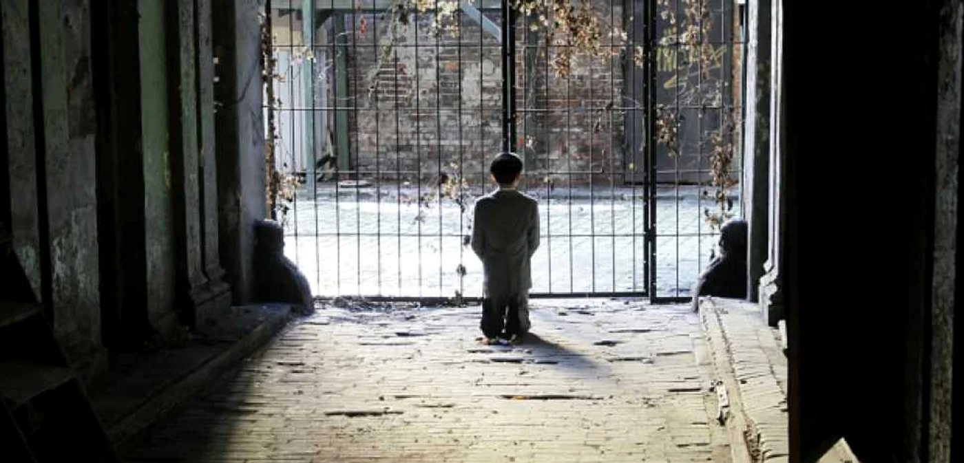 Statuia care îl înfăţişează pe Hitler rugându-se a dat naştere unor critici aspre  FOTO The Guardian