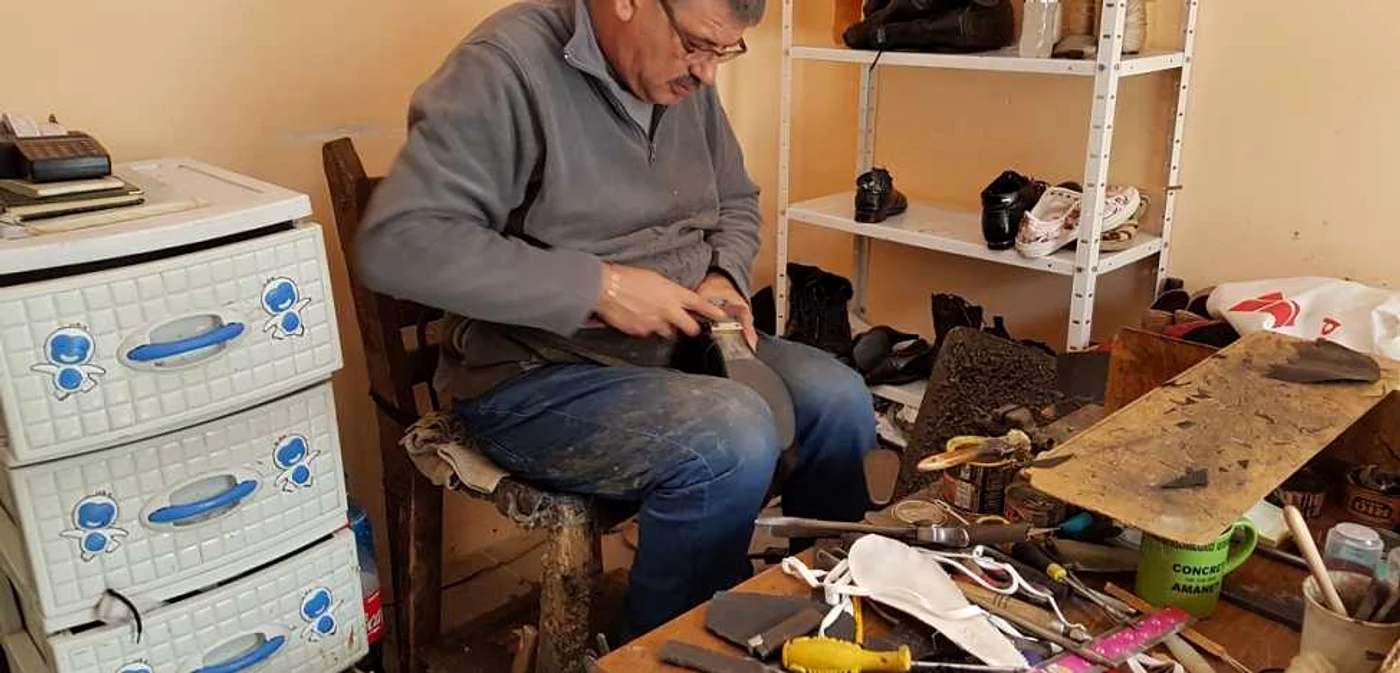 Nelu Mirea, ultimul cizmar din Năvodari                                              FOTO Călin Gavrilaş