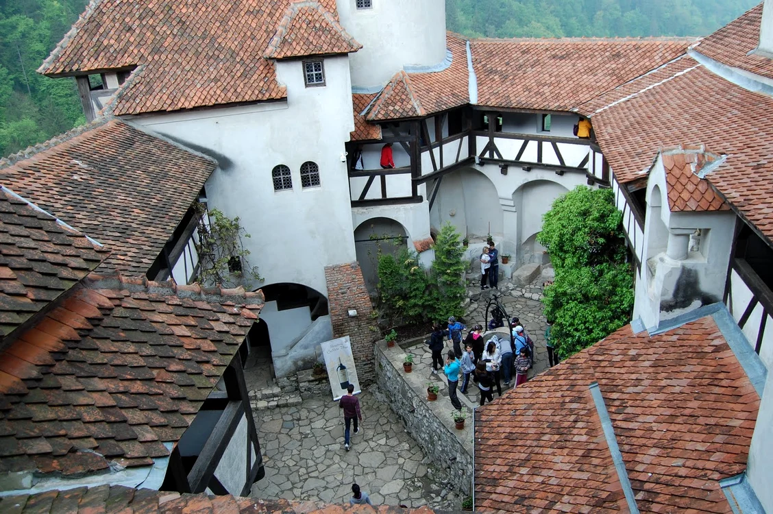 Curtea Castelului Bran FOTO saptepietre.ro