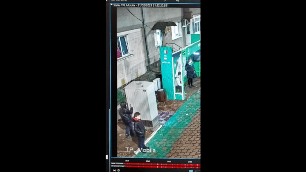 Doi puști vandalizează stațiile de autobuz din Suceava. Când unul măzgălește, celălalt ține de șase. Sunt căutați de Poliție VIDEO 