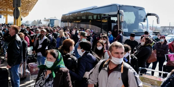 Muncitori sezonieri Aeroport Cluj FOTO Mediafax / Raul Ştef