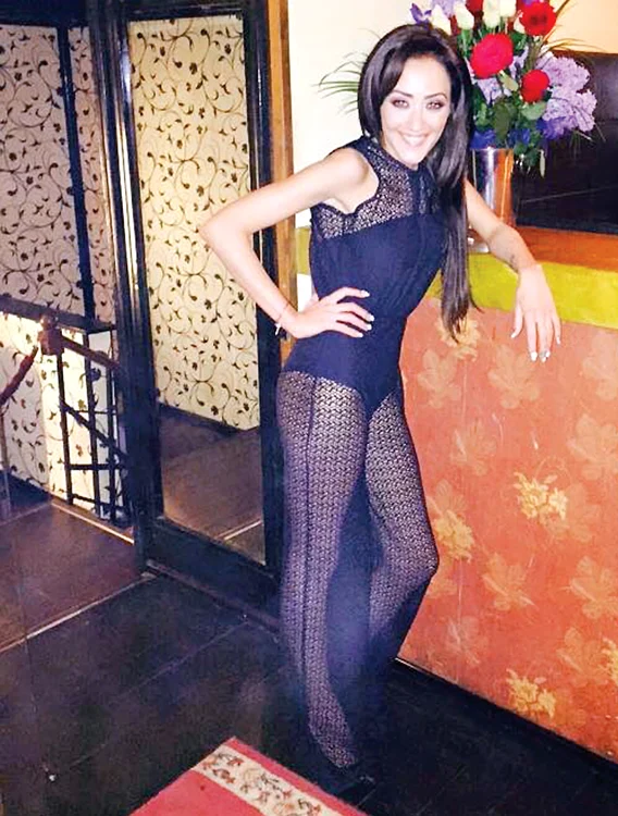 
    Nidia a ales  o ţinută  sexy pentru  petrecerea  de ziua ei  