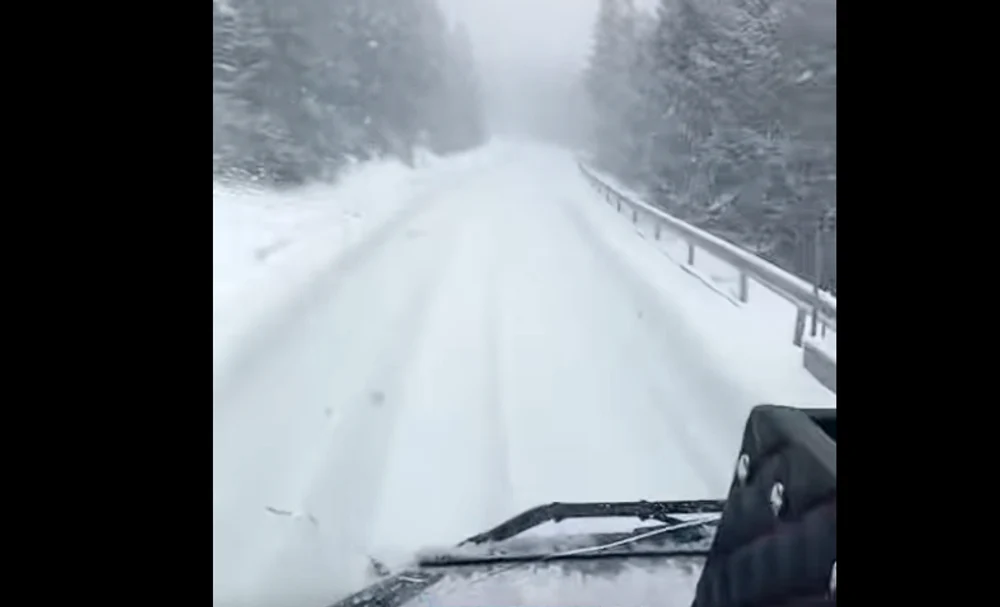 Ninsori în Maramureș și Suceava, unde s-au înregistrat și rafale de 85-110 km/h. „Cineva să-i explice lui Moș Crăciun că i-a expirat contractul”