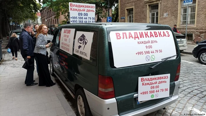 Tbilisi, septembrie 2022, ofertă de transport cu microbuzul pentru refugiaţii ruşi