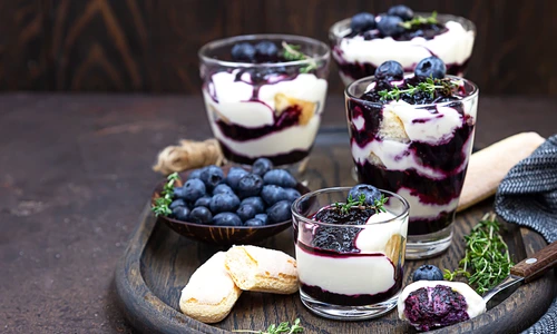 Piscoturi cu afine si mascarpone la pahar  Sursa foto shutterstock 1856335480 jpg