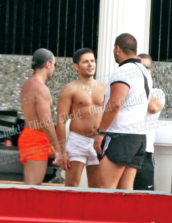 Vârciu se întreţine cu prietenii la piscină