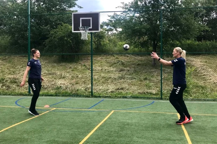 
    Surorile Pintea s-au pregătit și cu mingea  