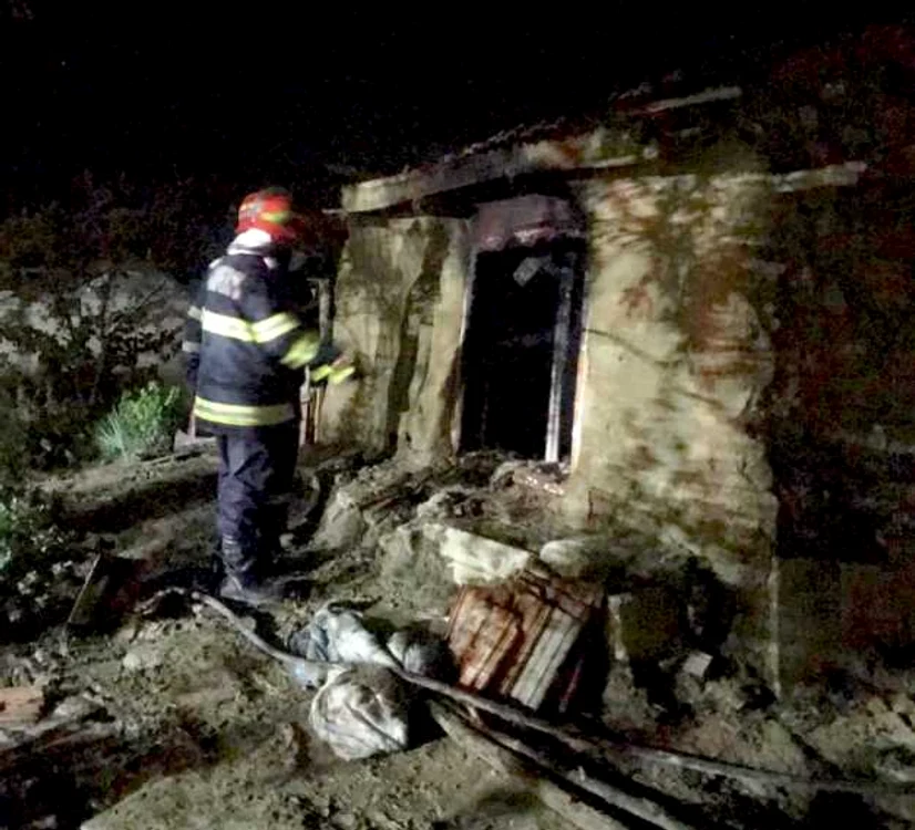 Focul a izbucnit de la o lumânare lăsată aprinsă FOTO ISU Ialomiţa