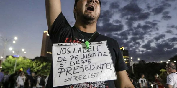 Proteste în Piaţa Victoriei faţă de modificările legislative FOTO Inquam Photos Alexandru Busca