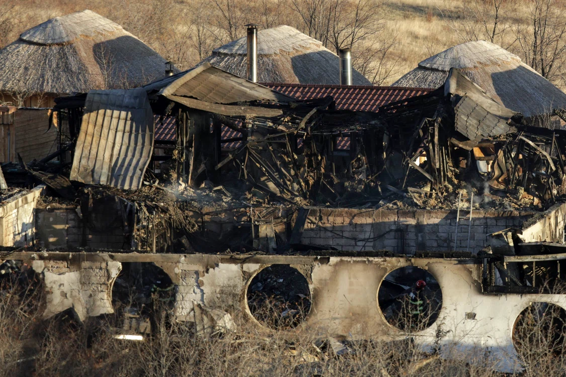 Urmări ale incendiului de la „Ferma Dacilor“, Tohani, jud. Prahova. FOTO Inquam Photos / Bogdan Buda