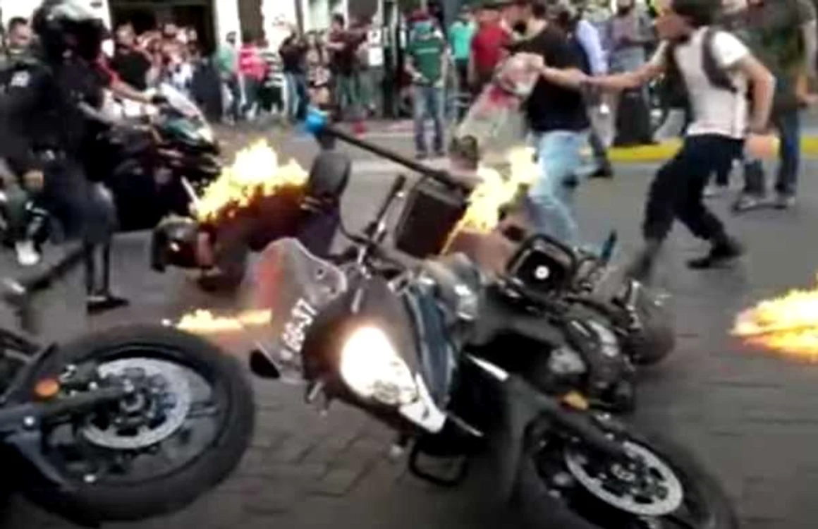 Momentul în care poliţistul încearcă să se salveze de flăcări Captură YouTube