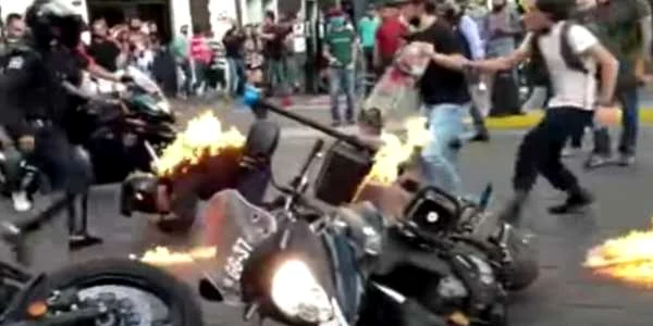 Politist incendiat in Mexic FOTO Captura YouTube