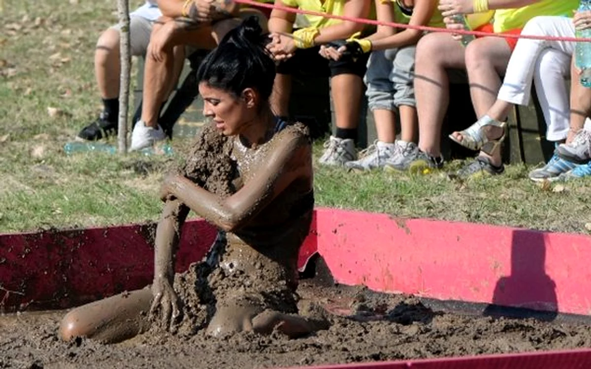 Bruneta s-a băgat în noroi fără să stea pe gânduri Foto: Antena 1
