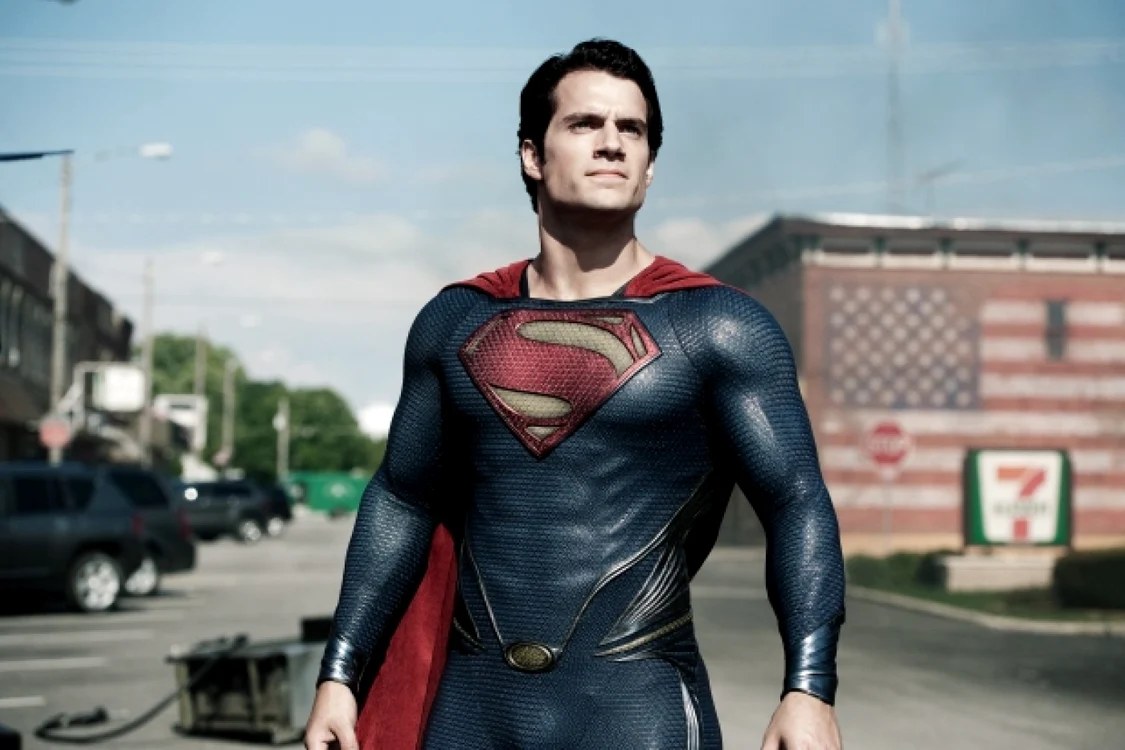 Actorul Henry Cavill, în rolul lui Superman din filmul „Omul de oţel“ FOTO Warner Bros.