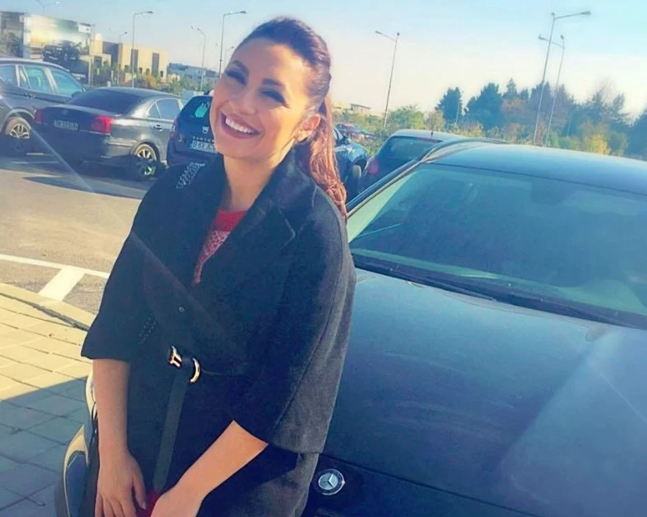 
    Andra Măruță pare că s-a săturat să conducă Mercedes (foto: Facebook)  