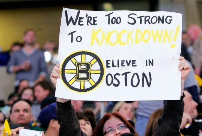 „Suntem prea puternici ca să fim doborâţi! Să aveţi încredere în Boston“, scrie pe banner. FOTO: Reuters