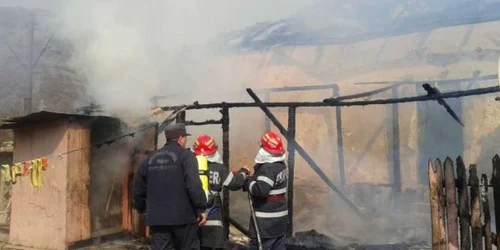 Focul a ajuns la câteva anexe gospodăreşti