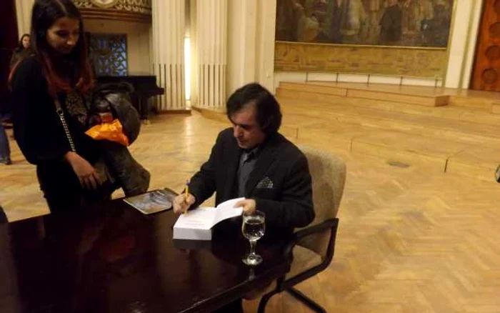 Mircea Cărtărescu a stat de vorbă foarte sincer cu cititorii clujeni. Sala Auditorium Maximum a fost arhiplină. FOTO: R. Florescu