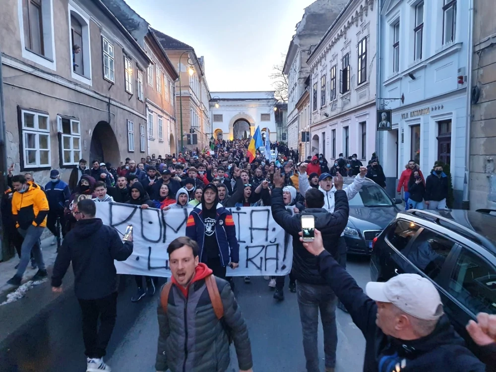 Mii de braşoveni au participat la protestul de luni seara, potrivit imaginilor surprinse din timpul manifestaţiei. FOTO: Ioan Buciumar