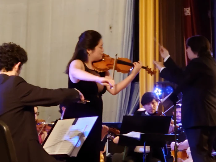 Violonista sud-coreeană Suyoen însoțită de Orchestra Română de tineret condusă de Gabriel Bebeșelea