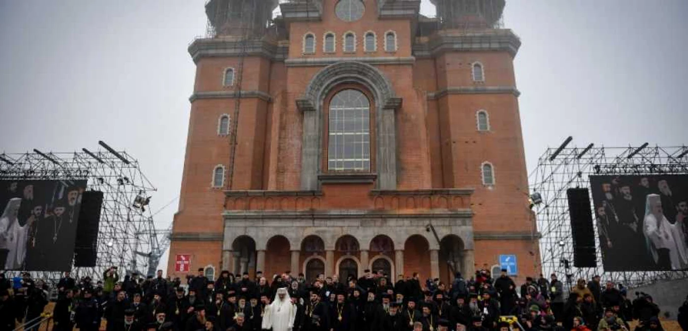 Patriarhul Daniel înconjurat de soborul de preoţi, în faţa Catedralei FOTO AFP