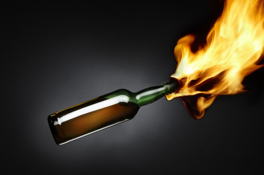 Membri ai grupărilor „Ștoacă” și „Toboșarii”, trimiși în judecată pentru mai multe conflicte în stradă. Într-unul au fost folosite cocktailuri Molotov