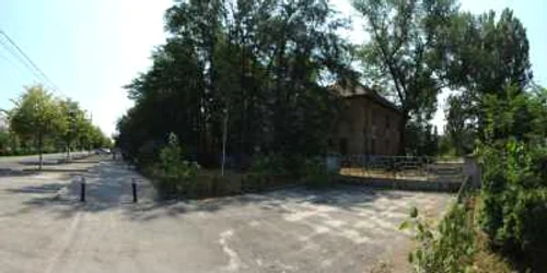 Terenul fostei unităţi militare de artilerie din Slatina se întinde pe o bună bucată din bulevardul Alexandru Ioan Cuza, fiind la doi paşi de gară