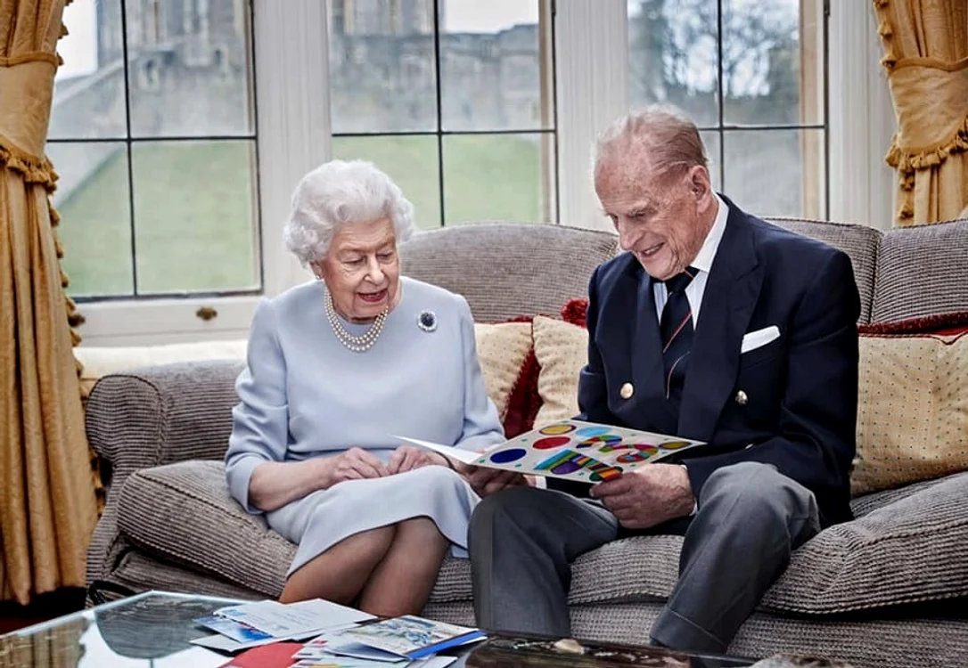 Fotografia făcută publică de Palatul Buckingham pentru a marca 73 de ani de mariaj ai reginei Elisabeta a II-a cu prințul Philip 