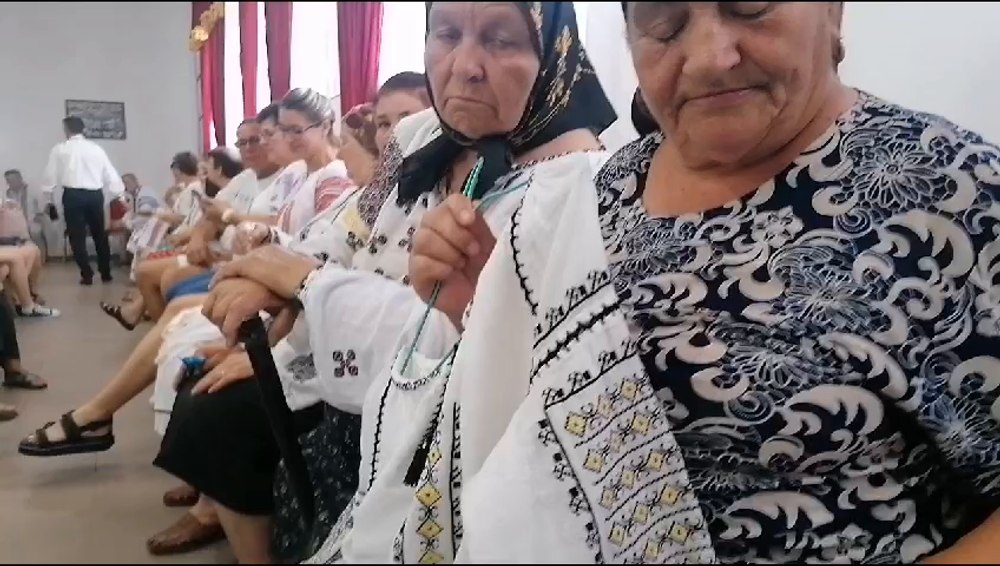 REPORTAJ. Puterea nebănuită a iei: „Ne adună pe toți. Au venit din Italia, din Spania...” Cât costă o cămașă cusută la Cezieni VIDEO